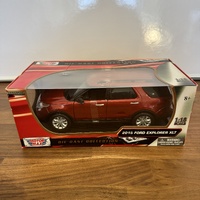 Motormax 2015 Ford Explorer XL 1:18 Diecast Model Car
